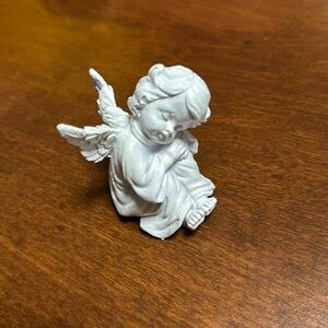 Mini angel figure